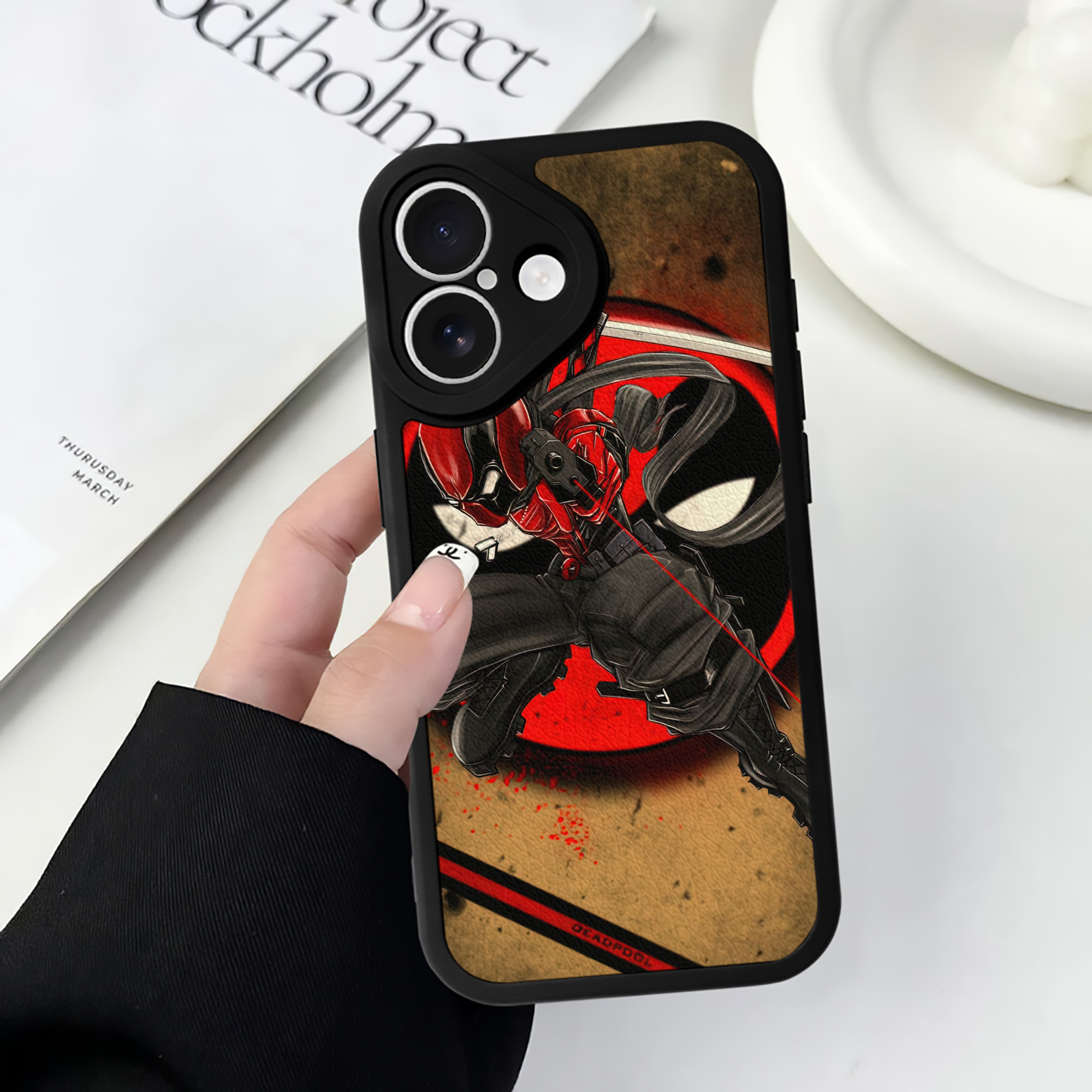 （画像用） Deadpool デッドプール 【iPhone 16シリーズ対応】シリコンスマホケース（レザー調） 材質：シリコン